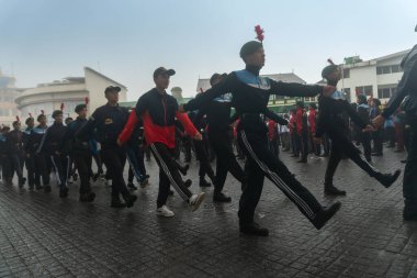 Darjeeling, Batı Bengal, Hindistan-11.08.2023: Sisli sabahta askeri eğitim. 15 Ağustos 2023 'teki Bağımsızlık Günü kutlamaları için Darjeeling Alışveriş Merkezi' nin önünden geçen öğrenciler.,