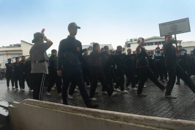 Darjeeling, Batı Bengal, Hindistan-11.08.2023: Sisli sabahlarda kız askeri eğitim. 15 Ağustos 'ta Bağımsızlık Günü kutlamalarına hazırlanmak üzere Darjeeling Alışveriş Merkezi' nde geçen okul öğrencileri.