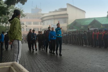 Darjeeling, Batı Bengal, Hindistan-11.08.2023: Sisli sabahta askeri eğitim. 15 Ağustos 2023 'teki Bağımsızlık Günü kutlamaları için Darjeeling Alışveriş Merkezi' nin önünden geçen öğrenciler.,