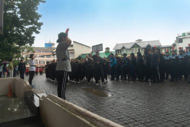 Darjeeling, Batı Bengal, Hindistan-11.08.2023: Sisli sabahlarda kız askeri eğitim. 15 Ağustos 'ta Bağımsızlık Günü kutlamalarına hazırlanmak üzere Darjeeling Alışveriş Merkezi' nde geçen okul öğrencileri.