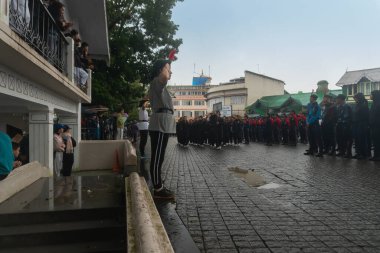 Darjeeling, Batı Bengal, Hindistan-11.08.2023: Sisli sabahta askeri eğitim. 15 Ağustos 2023 'teki Bağımsızlık Günü kutlamaları için Darjeeling Alışveriş Merkezi' nin önünden geçen öğrenciler.,