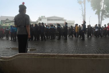 Darjeeling, Batı Bengal, Hindistan-11.08.2023: Sisli sabahta askeri eğitim. 15 Ağustos 2023 'teki Bağımsızlık Günü kutlamaları için Darjeeling Alışveriş Merkezi' nin önünden geçen öğrenciler.,