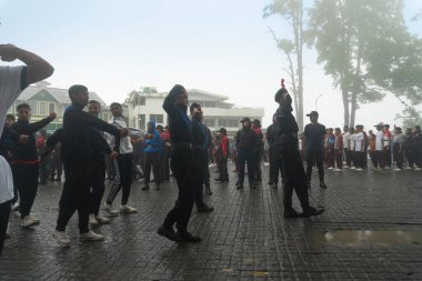 Darjeeling, Batı Bengal, Hindistan-11.08.2023: Sisli sabahta askeri eğitim. 15 Ağustos 2023 'teki Bağımsızlık Günü kutlamaları için Darjeeling Alışveriş Merkezi' nin önünden geçen öğrenciler.,