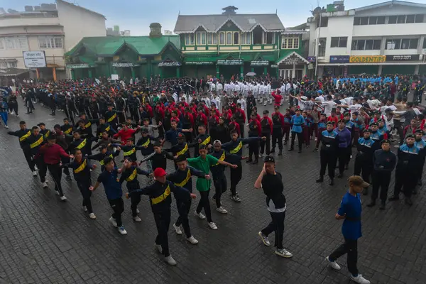 Darjeeling, Batı Bengal, Hindistan-11.08.2023: Sisli sabahta askeri eğitim. 15 Ağustos 2023 'teki Bağımsızlık Günü kutlamaları için Darjeeling Alışveriş Merkezi' nin önünden geçen öğrenciler.,