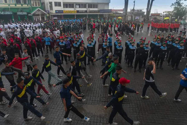 Darjeeling, Batı Bengal, Hindistan -11.08.2023: Bağımsızlık Günü hazırlığı 15 Ağustos 2023. Askeri eğitim için Darjeeling Alışveriş Merkezi 'nin önünden geçen öğrenciler. Sisli bir sabah.