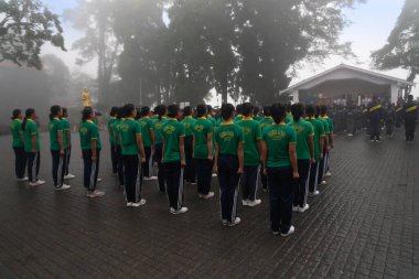 Darjeeling, Batı Bengal, Hindistan-11.08.2023: Sisli sabahlarda kız askeri eğitim. 15 Ağustos 'ta Bağımsızlık Günü kutlamalarına hazırlanmak üzere Darjeeling Alışveriş Merkezi' nde geçen okul öğrencileri.