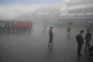 Darjeeling, Batı Bengal, Hindistan -11.08.2023: Bağımsızlık Günü hazırlığı 15 Ağustos 2023. Askeri eğitim için Darjeeling Alışveriş Merkezi 'nin önünden geçen öğrenciler. Sisli bir sabah.