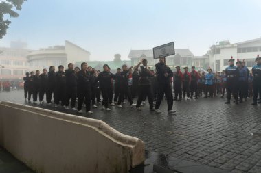 Darjeeling, Batı Bengal, Hindistan-11.08.2023: Sisli sabahlarda kız askeri eğitim. 15 Ağustos 'ta Bağımsızlık Günü kutlamalarına hazırlanmak üzere Darjeeling Alışveriş Merkezi' nde geçen okul öğrencileri.