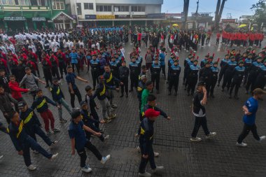 Darjeeling, Batı Bengal, Hindistan -11.08.2023: 15 Ağustos 2023 'te Bağımsızlık Günü kutlamaları için Darjeeling Alışveriş Merkezi' nde yürüyüş yapan öğrenciler, askeri eğitim. Sisli bir sabah.