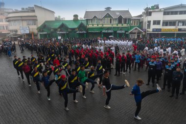Darjeeling, Batı Bengal, Hindistan -11.08.2023: Bağımsızlık Günü hazırlığı 15 Ağustos 2023. Askeri eğitim için Darjeeling Alışveriş Merkezi 'nin önünden geçen öğrenciler. Sisli bir sabah.
