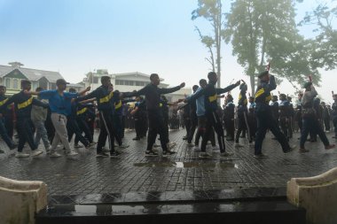 Darjeeling, Batı Bengal, Hindistan-11.08.2023: Sisli sabahta askeri eğitim. 15 Ağustos 2023 'teki Bağımsızlık Günü kutlamaları için Darjeeling Alışveriş Merkezi' nin önünden geçen öğrenciler.,