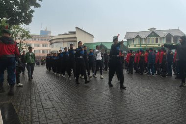 Darjeeling, Batı Bengal, Hindistan -11.08.2023: Bağımsızlık Günü hazırlığı 15 Ağustos 2023. Askeri eğitim için Darjeeling Alışveriş Merkezi 'nin önünden geçen öğrenciler. Sisli bir sabah.