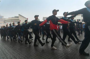 Darjeeling, Batı Bengal, Hindistan-11.08.2023: Sabah askeri eğitim. 15 Ağustos 2023 'teki Bağımsızlık Günü kutlamaları için Darjeeling Alışveriş Merkezi' nin önünden geçen öğrenciler.,