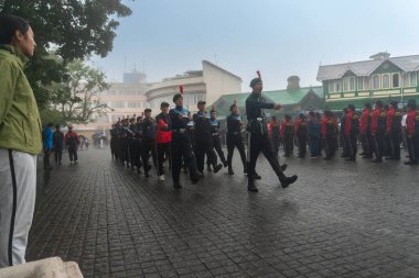 Darjeeling, Batı Bengal, Hindistan-11.08.2023: Sisli sabahta askeri eğitim. 15 Ağustos 2023 'teki Bağımsızlık Günü kutlamaları için Darjeeling Alışveriş Merkezi' nin önünden geçen öğrenciler.,