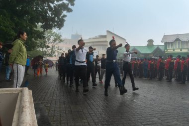 Darjeeling, Batı Bengal, Hindistan -11.08.2023: Bağımsızlık Günü hazırlığı 15 Ağustos 2023. Askeri eğitim için Darjeeling Alışveriş Merkezi 'nin önünden geçen öğrenciler. Sisli bir sabah.