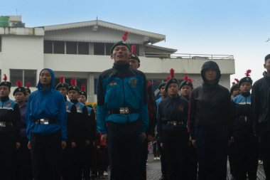 Darjeeling, Batı Bengal, Hindistan-11.08.2023: Sisli sabahta askeri eğitim. 15 Ağustos 2023 'teki Bağımsızlık Günü kutlamaları için Darjeeling Alışveriş Merkezi' nin önünden geçen öğrenciler.,