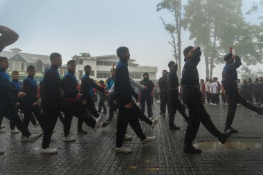 Darjeeling, Batı Bengal, Hindistan-11.08.2023: Sisli sabahta askeri eğitim. 15 Ağustos 2023 'teki Bağımsızlık Günü kutlamaları için Darjeeling Alışveriş Merkezi' nin önünden geçen öğrenciler.,