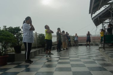 Darjeeling, Batı Bengal, Hindistan - 11.08.2023: Darjeeling alışveriş merkezinde sağlık bilincine sahip genç kadınların spor ve grup egzersizleri. Genç Himalaya yaşam tarzıyla spor kıyafetleriyle dans ediyor..