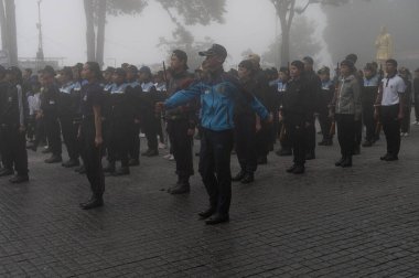 Darjeeling, Batı Bengal, Hindistan -11.08.2023: 15 Ağustos 2023 'te Bağımsızlık Günü kutlamaları için Darjeeling Alışveriş Merkezi' nde yürüyüş yapan öğrenciler, askeri eğitim. Sisli bir sabah.