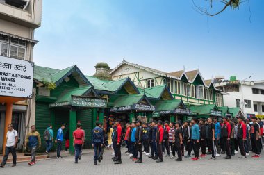 Darjeeling, Batı Bengal, Hindistan-11.08.2023: Sabah askeri eğitim. Öğrenciler, Bağımsızlık Günü kutlamaları için Darjeeling Alışveriş Merkezi 'nin önünden geçmeye hazırlanıyorlar..