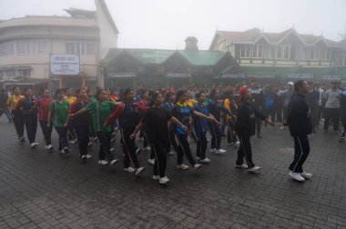 Darjeeling, Batı Bengal, Hindistan-11.08.2023: Sisli sabahlarda kız askeri eğitim. 15 Ağustos 'ta Bağımsızlık Günü kutlamalarına hazırlanmak üzere Darjeeling Alışveriş Merkezi' nde geçen okul öğrencileri.