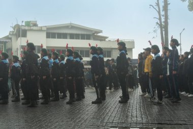 Darjeeling, Batı Bengal, Hindistan-11.08.2023: Sisli sabahta askeri eğitim. 15 Ağustos 2023 'teki Bağımsızlık Günü kutlamaları için Darjeeling Alışveriş Merkezi' nin önünden geçen öğrenciler.,