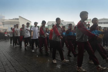 Darjeeling, Batı Bengal, Hindistan-11.08.2023: Sisli sabahta askeri eğitim. 15 Ağustos 2023 'teki Bağımsızlık Günü kutlamaları için Darjeeling Alışveriş Merkezi' nin önünden geçen öğrenciler.,