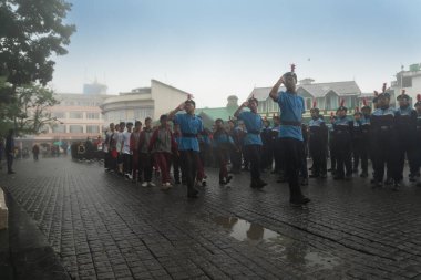 Darjeeling, Batı Bengal, Hindistan -11.08.2023: Bağımsızlık Günü hazırlığı 15 Ağustos 2023. Askeri eğitim için Darjeeling Alışveriş Merkezi 'nin önünden geçen öğrenciler. Sisli bir sabah.