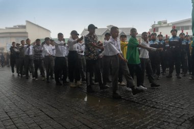 Darjeeling, Batı Bengal, Hindistan-11.08.2023: Sisli sabahta askeri eğitim. 15 Ağustos 2023 'teki Bağımsızlık Günü kutlamaları için Darjeeling Alışveriş Merkezi' nin önünden geçen öğrenciler.,