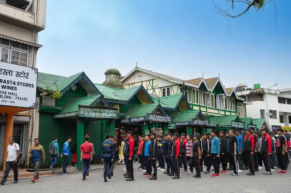 Darjeeling, Batı Bengal, Hindistan-11.08.2023: Sabah askeri eğitim. Öğrenciler, Bağımsızlık Günü kutlamaları için Darjeeling Alışveriş Merkezi 'nin önünden geçmeye hazırlanıyorlar..