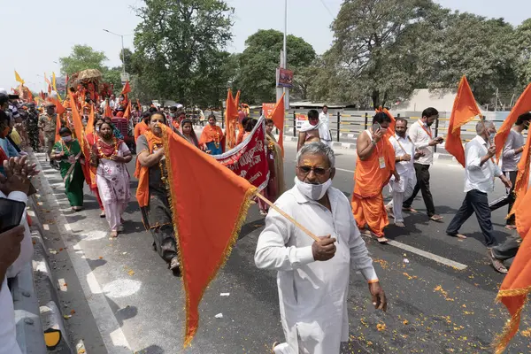 Haridwar, Uttarakhand, Hindistan - 16 Nisan 2021: Maha Kumbhmela etkinliği. Sadhus, parlak safran bayraklı sanyasiler Ganj Nehri 'ndeki shahi snaan için geçit töreni düzenlenmişti. Hindu etkinliği.