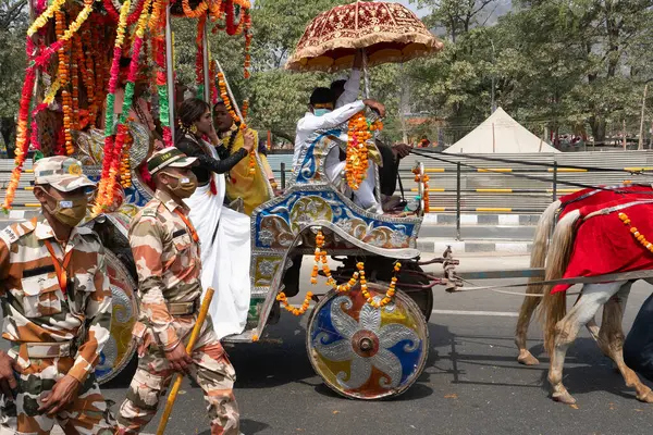 Haridwar, Uttarakhand, Hindistan - 16 Nisan 2021: Hindu transseksüeller Kumbhmela 'da shahi snaan yemeye gidiyorlar, süslü araçlar ve Lord Shiva için bağırıyorlar. Maha kumbhmela etkinliği.