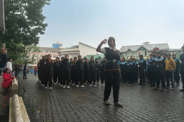 Darjeeling, Batı Bengal, Hindistan-11.08.2023: Sisli sabahlarda kız askeri eğitim. 15 Ağustos 'ta Bağımsızlık Günü kutlamalarına hazırlanmak üzere Darjeeling Alışveriş Merkezi' nde geçen okul öğrencileri.