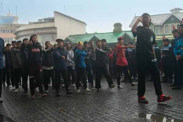 Darjeeling, Batı Bengal, Hindistan-11.08.2023: Sisli sabahta askeri eğitim. 15 Ağustos 2023 'teki Bağımsızlık Günü kutlamaları için Darjeeling Alışveriş Merkezi' nin önünden geçen öğrenciler.,