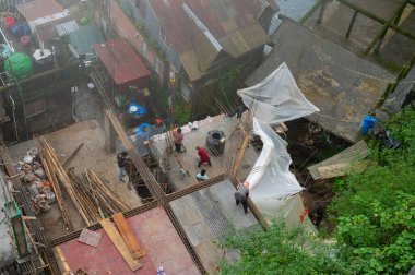 Darjeeling, Batı Bengal, Hindistan -11.08.2023: Darjeeling kasabasının evlerinin çatı manzarası çok güzel. Evler dağ yamaçlarında inşa edilir. Darjeeling 'e tepelerin kraliçesi denir. Ünlü tepe istasyonu.