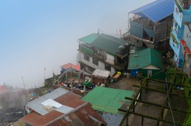 Darjeeling, Batı Bengal, Hindistan -11.08.2023: Darjeeling kasabasının evlerinin çatı manzarası çok güzel. Evler dağ yamaçlarında inşa edilir. Darjeeling 'e tepelerin kraliçesi denir. Ünlü tepe istasyonu.