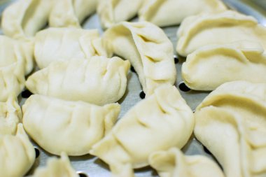 Momo 'ya yakın, Tibet, Nepal, Butan ve Sikkim' e özgü bir Güney Asya hamur köftesi türü. Çin baozi ve jiaozi, Moğol buuz, Japon gyoza ve Kore mandu 'suna benzer. Stok fotoğrafı.
