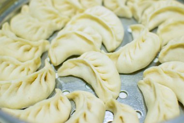 Momo 'ya yakın, Tibet, Nepal, Butan ve Sikkim' e özgü bir Güney Asya hamur köftesi türü. Çin baozi ve jiaozi, Moğol buuz, Japon gyoza ve Kore mandu 'suna benzer. Stok fotoğrafı.