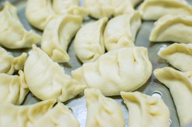 Momo 'ya yakın, Tibet, Nepal, Butan ve Sikkim' e özgü bir Güney Asya hamur köftesi türü. Çin baozi ve jiaozi, Moğol buuz, Japon gyoza ve Kore mandu 'suna benzer. Stok fotoğrafı.