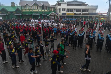 Darjeeling, Batı Bengal, Hindistan -11.08.2023: Bağımsızlık Günü hazırlığı 15 Ağustos 2023. Askeri eğitim için Darjeeling Alışveriş Merkezi 'nin önünden geçen öğrenciler. Sisli bir sabah.