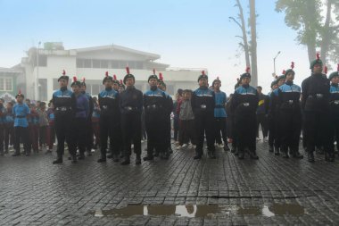 Darjeeling, Batı Bengal, Hindistan -11.08.2023: Bağımsızlık Günü hazırlığı 15 Ağustos 2023. Askeri eğitim için Darjeeling Alışveriş Merkezi 'nin önünden geçen öğrenciler. Sisli bir sabah.