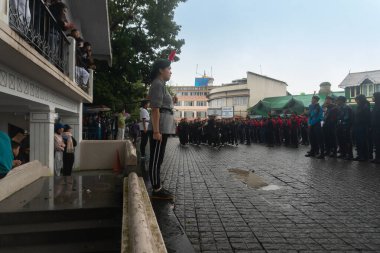 Darjeeling, Batı Bengal, Hindistan -11.08.2023: Bağımsızlık Günü hazırlığı 15 Ağustos 2023. Askeri eğitim için Darjeeling Alışveriş Merkezi 'nin önünden geçen öğrenciler. Sisli bir sabah.