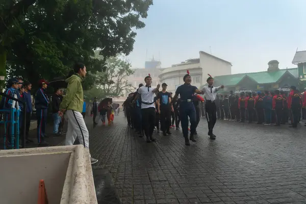 Darjeeling, Batı Bengal, Hindistan-11.08.2023: Sabah askeri eğitim. 15 Ağustos 2023 'teki Bağımsızlık Günü kutlamaları için Darjeeling Alışveriş Merkezi' nin önünden geçen öğrenciler.,