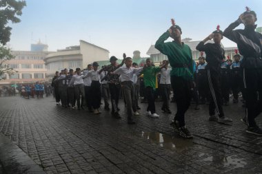 Darjeeling, Batı Bengal, Hindistan-11.08.2023: Sabah askeri eğitim. 15 Ağustos 2023 'teki Bağımsızlık Günü kutlamaları için Darjeeling Alışveriş Merkezi' nin önünden geçen öğrenciler.,