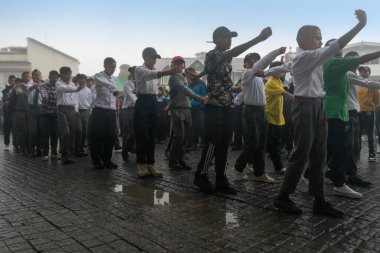 Darjeeling, Batı Bengal, Hindistan-11.08.2023: Sisli sabahta askeri eğitim. 15 Ağustos 2023 'teki Bağımsızlık Günü kutlamaları için Darjeeling Alışveriş Merkezi' nin önünden geçen öğrenciler.,