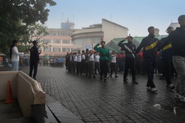 Darjeeling, Batı Bengal, Hindistan-11.08.2023: Sabah askeri eğitim. 15 Ağustos 2023 'teki Bağımsızlık Günü kutlamaları için Darjeeling Alışveriş Merkezi' nin önünden geçen öğrenciler.,