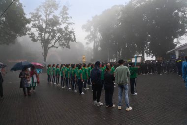 Darjeeling, Batı Bengal, Hindistan-11.08.2023: Sisli sabahlarda kız askeri eğitim. 15 Ağustos 'ta Bağımsızlık Günü kutlamalarına hazırlanmak üzere Darjeeling Alışveriş Merkezi' nde geçen okul öğrencileri.