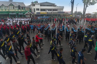 Darjeeling, Batı Bengal, Hindistan -11.08.2023: Bağımsızlık Günü hazırlığı 15 Ağustos 2023. Askeri eğitim için Darjeeling Alışveriş Merkezi 'nin önünden geçen öğrenciler. Sisli bir sabah.