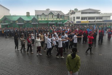 Darjeeling, Batı Bengal, Hindistan -11.08.2023: Bağımsızlık Günü hazırlığı 15 Ağustos 2023. Askeri eğitim için Darjeeling Alışveriş Merkezi 'nin önünden geçen öğrenciler. Sisli bir sabah.