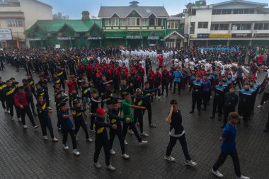 Darjeeling, Batı Bengal, Hindistan -11.08.2023: 15 Ağustos 2023 'te Bağımsızlık Günü kutlamaları için Darjeeling Alışveriş Merkezi' nde yürüyüş yapan öğrenciler, askeri eğitim. Sisli bir sabah.